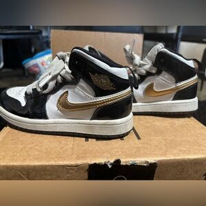 Jordan Retro 1 Black and Gold Sneakers Classic Design